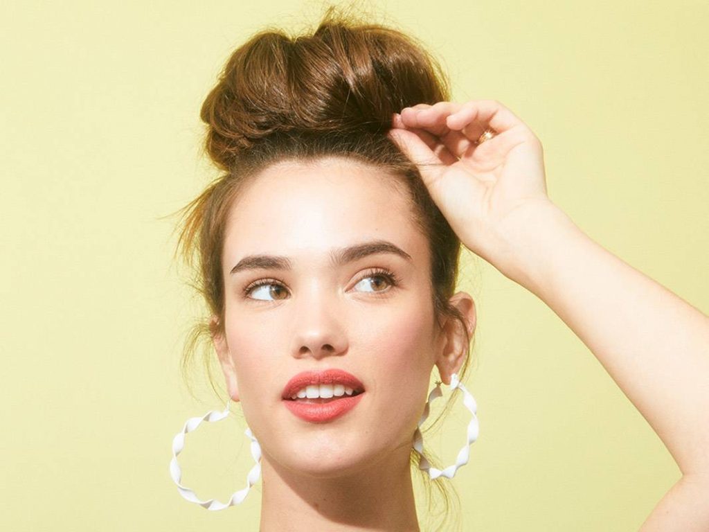 MESSY BUNS – PLAYFUL AND TIMELESSLY CHIC!