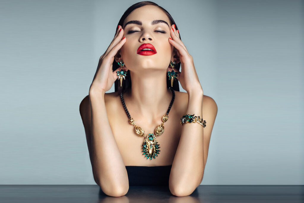 COSTUME JEWELRY – YOUR JEWELRY DOESN’T HAVE TO BE REAL TO HAVE HIGH-END APPEAL!
