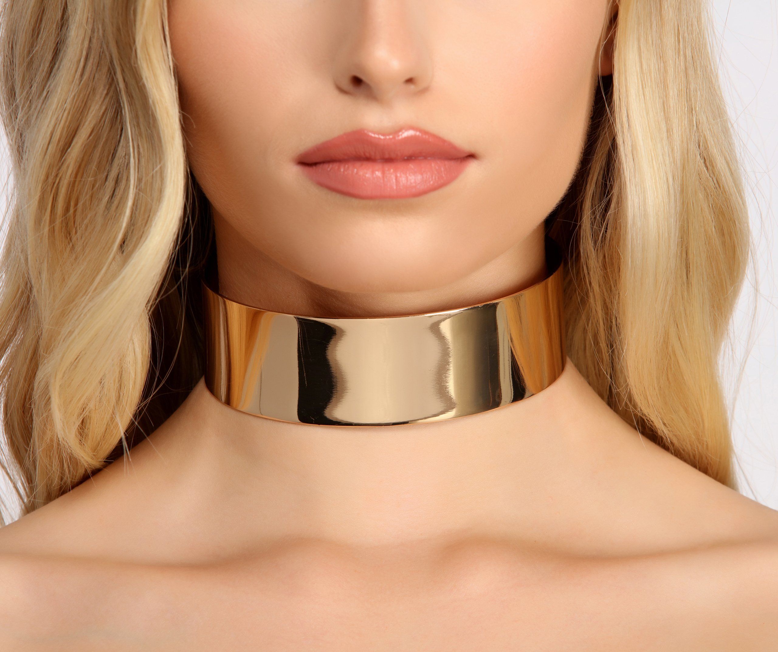 CHOKERS – A GLAMOROUS PIECE OF NECK WEAR!